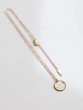 Lade das Bild in den Galerie-Viewer, Kette „Ella“ mit weißem Vergissmeinnicht in Gold
