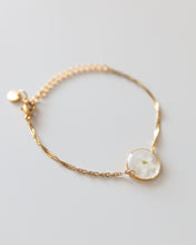 Lade das Bild in den Galerie-Viewer, Armband “Ella” mit weißem Vergissmeinnicht, Gold