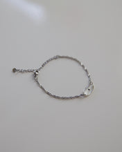 Lade das Bild in den Galerie-Viewer, Armband “Sternenkind Oval” mit echtem Vergissmeinnicht, Silber