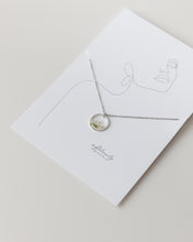 Lade das Bild in den Galerie-Viewer, Kette “Malea” mit kleinen echten weißen Blüten, Silber