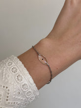 Lade das Bild in den Galerie-Viewer, Armband “Sternenkind Oval” mit echtem Vergissmeinnicht, Silber