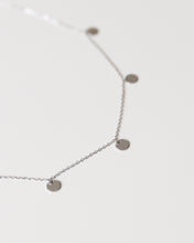 Lade das Bild in den Galerie-Viewer, Kette mit Silberplättchen