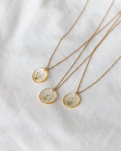 Lade das Bild in den Galerie-Viewer, Kette "Malea" mit kleinen echten weißen Blüten, Gold