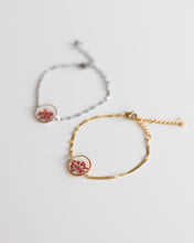 Lade das Bild in den Galerie-Viewer, Armband „Malea Rot“ mit echten Blüten, Edelstahl Gold