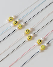 Lade das Bild in den Galerie-Viewer, Smiley Armband mit Süßwasser Perlen