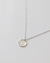 Lade das Bild in den Galerie-Viewer, Kette "Ella" mit weißem Vergissmeinnicht, Silber