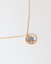 Lade das Bild in den Galerie-Viewer, Kette "Pia mit Goldstaub" mit echtem Vergissmeinnicht