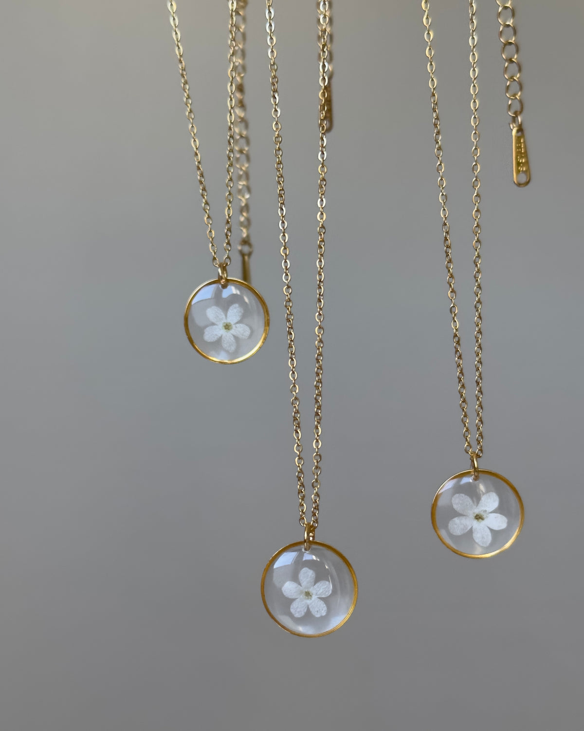 Kette „Ella“ mit weißem Vergissmeinnicht in Gold
