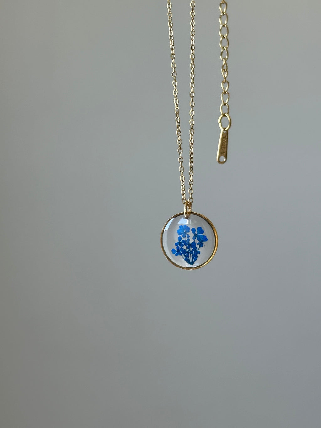 Kette "Malea Blau" mit kleinen echten Blüten, Gold