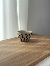 Lade das Bild in den Galerie-Viewer, Becher Waves
