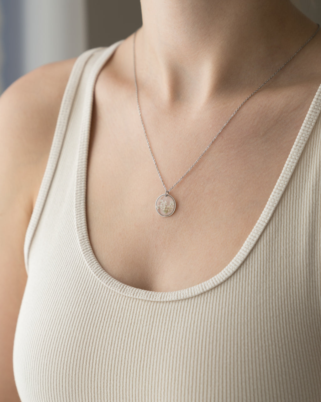 Kette “Malea” mit kleinen echten weißen Blüten, Silber
