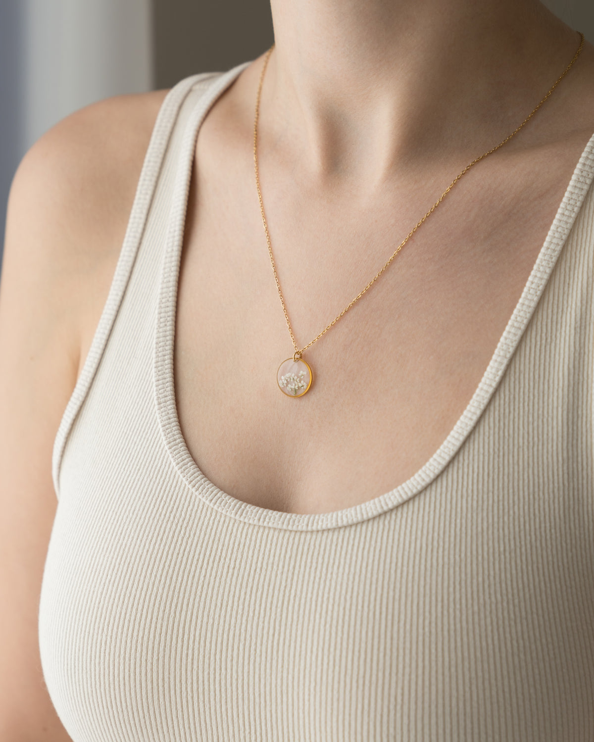 Kette "Malea" mit kleinen echten weißen Blüten, Gold