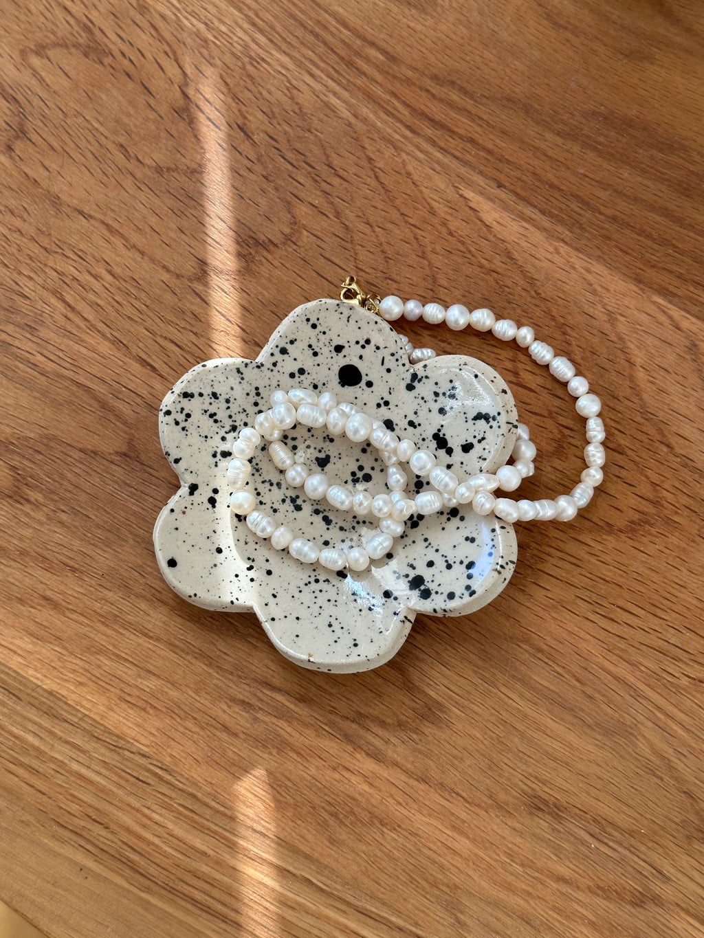 Schmuckschale „Blume schwarz gesprenkelt“