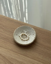 Lade das Bild in den Galerie-Viewer, Mini Ringschale
