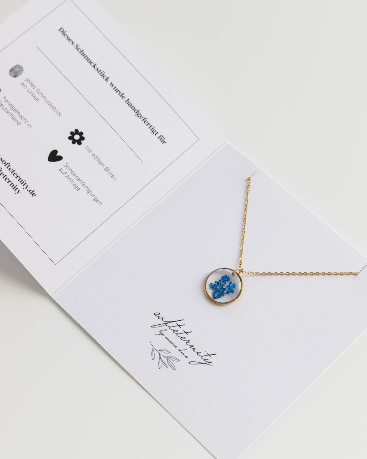 Kette "Malea Blau" mit kleinen echten Blüten, Gold