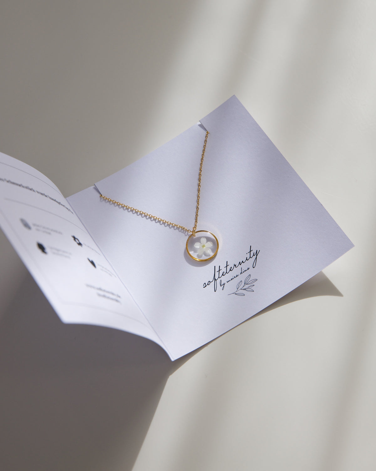 Kette „Ella“ mit weißem Vergissmeinnicht in Gold