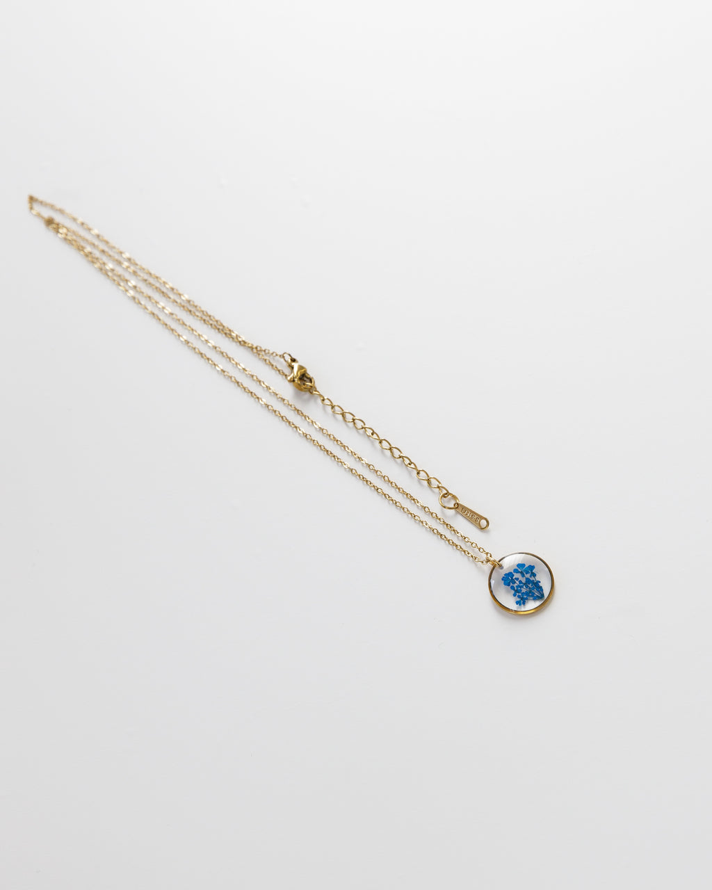 Kette "Malea Blau" mit kleinen echten Blüten, Gold