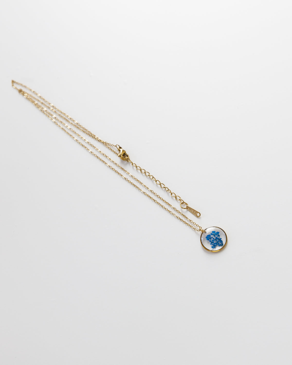 Kette "Malea Blau" mit kleinen echten Blüten, Gold