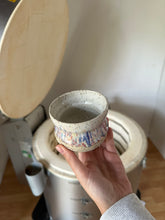 Lade das Bild in den Galerie-Viewer, Curvy Konfetti Becher Einzelstück
