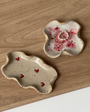 Lade das Bild in den Galerie-Viewer, Schmuckschale Love Edition Welle Rund
