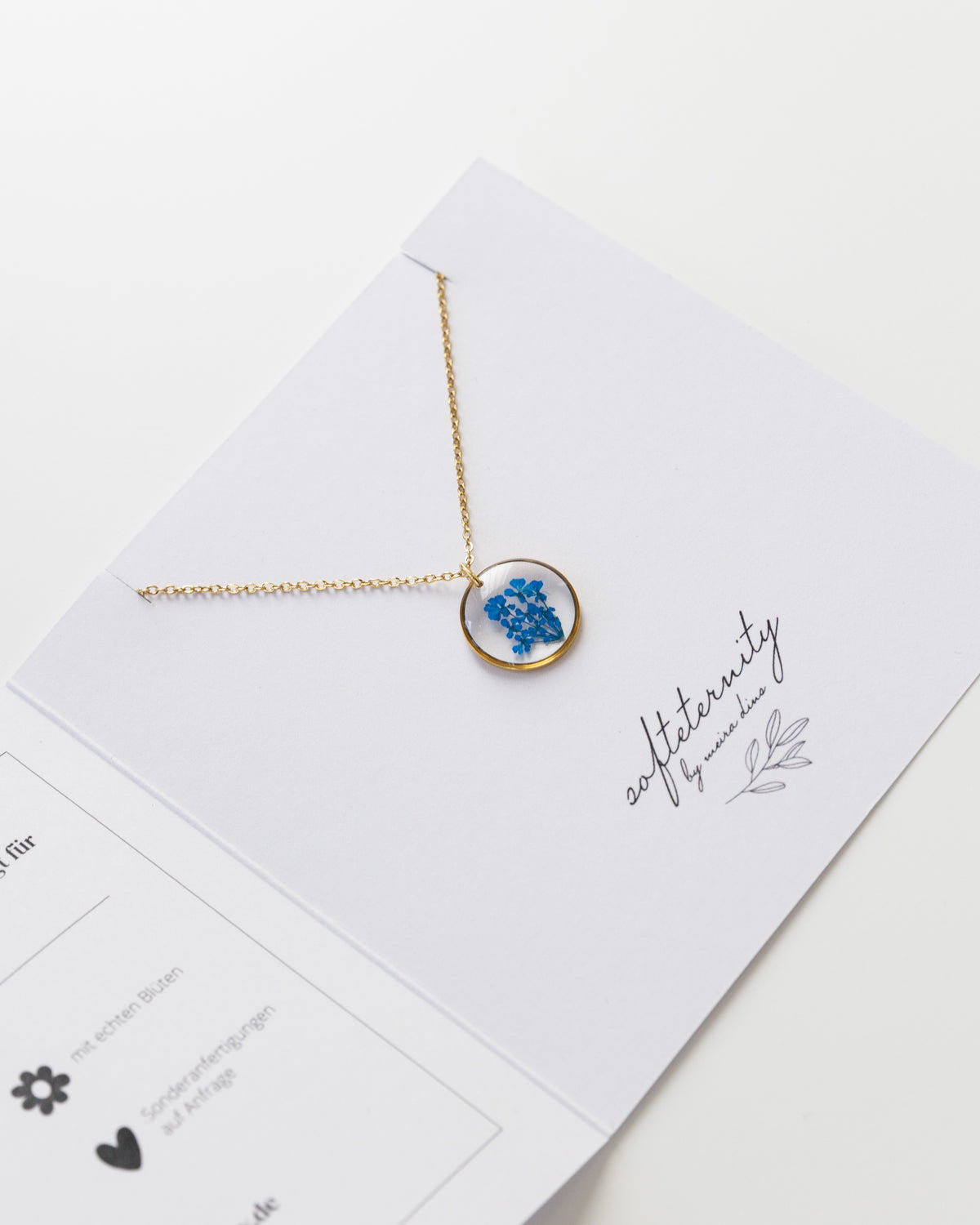 Kette "Malea Blau" mit kleinen echten Blüten, Gold