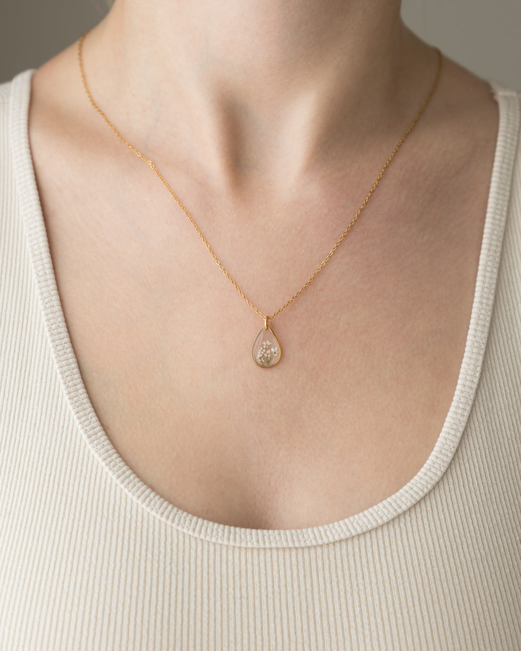Kette „Malea Tropfen“ mit echten kleinen Blüten, Gold