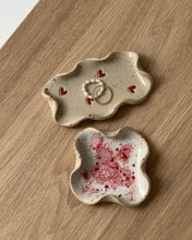 Lade das Bild in den Galerie-Viewer, Schmuckschale Love Edition Welle Rund
