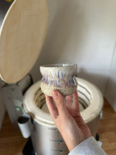 Lade das Bild in den Galerie-Viewer, Curvy Konfetti Becher Einzelstück
