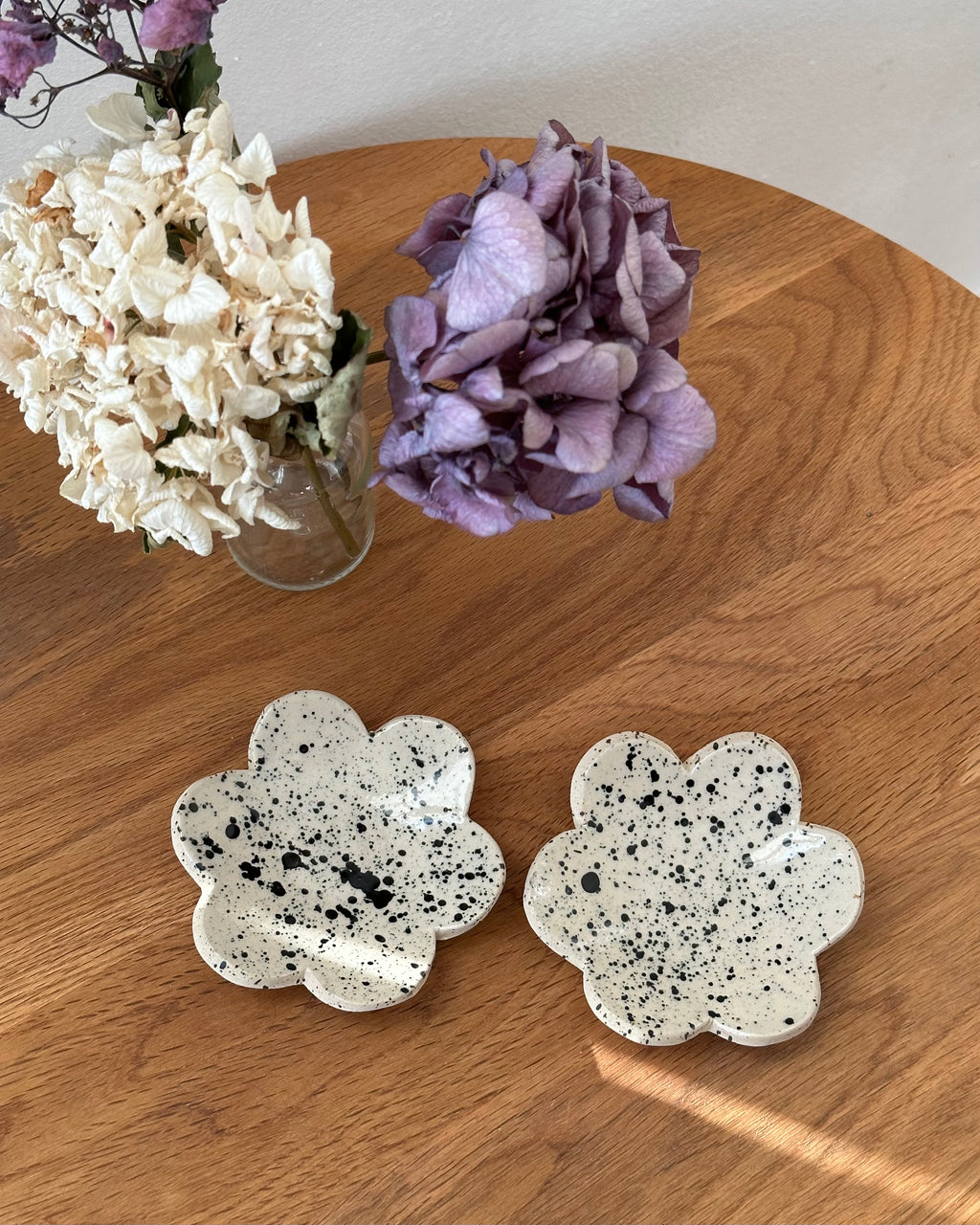 Schmuckschale „Blume schwarz gesprenkelt“