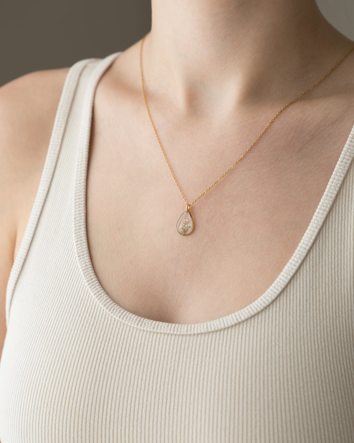 Kette „Malea Tropfen“ mit echten kleinen Blüten, Gold