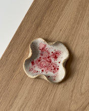 Lade das Bild in den Galerie-Viewer, Schmuckschale Love Edition Welle Rund
