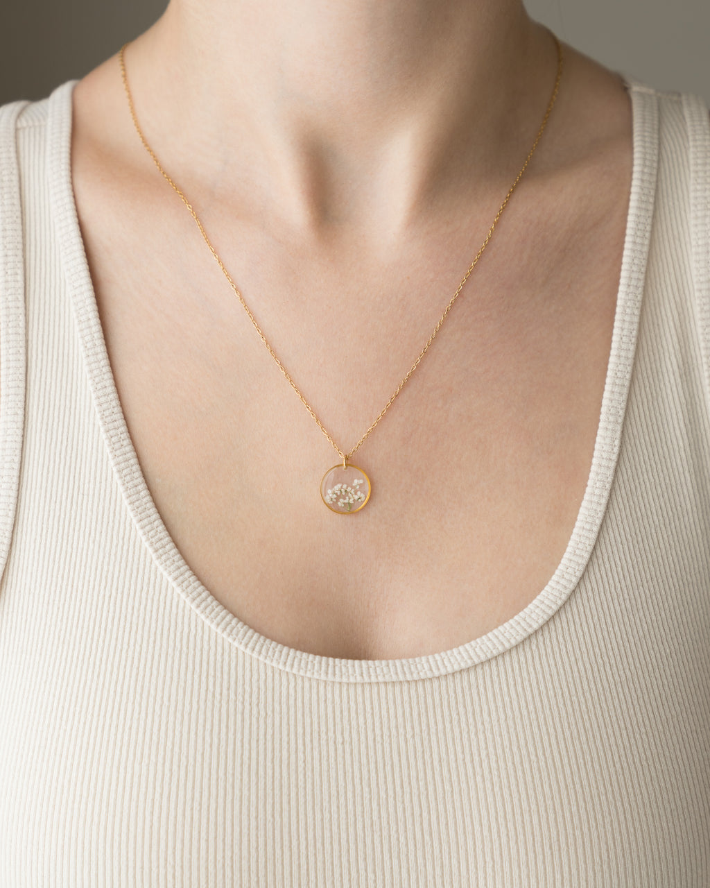 Kette "Malea" mit kleinen echten weißen Blüten, Gold