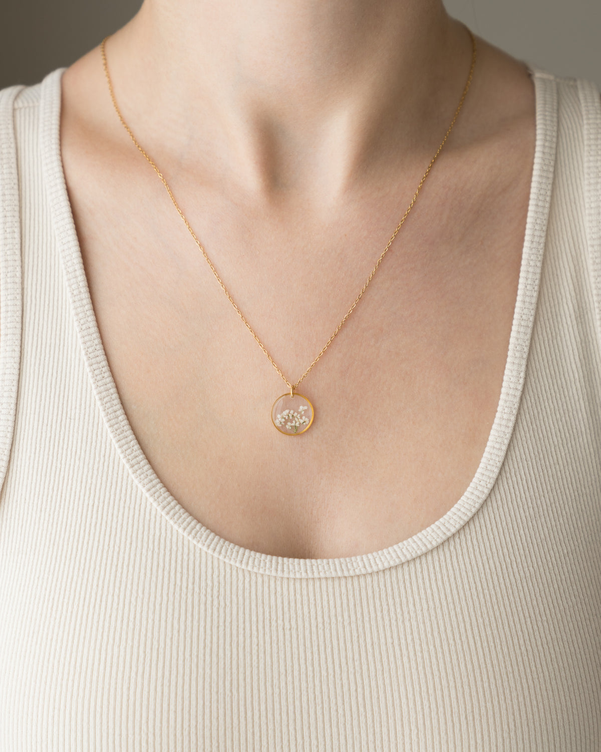 Kette "Malea" mit kleinen echten weißen Blüten, Gold