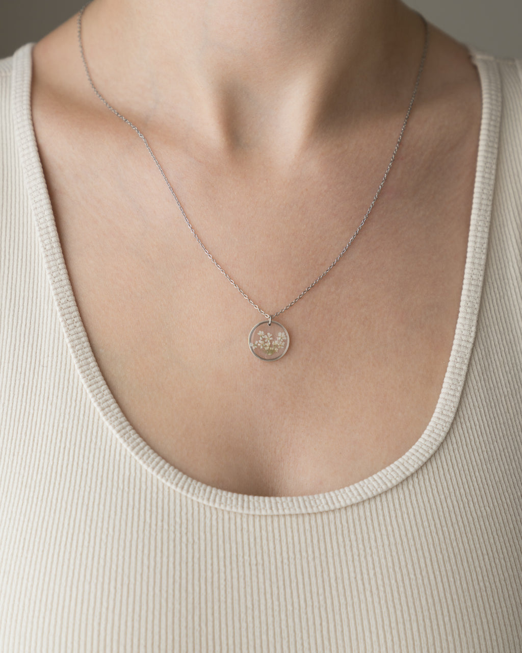Kette “Malea” mit kleinen echten weißen Blüten, Silber