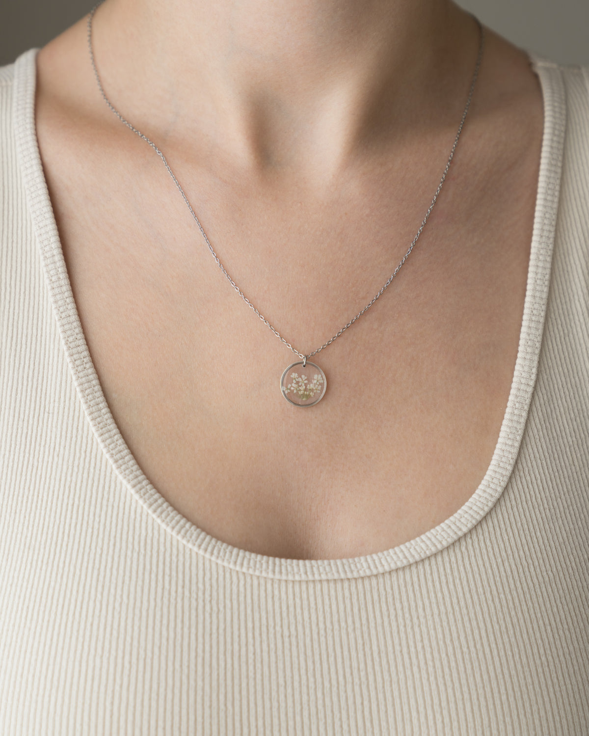 Kette “Malea” mit kleinen echten weißen Blüten, Silber