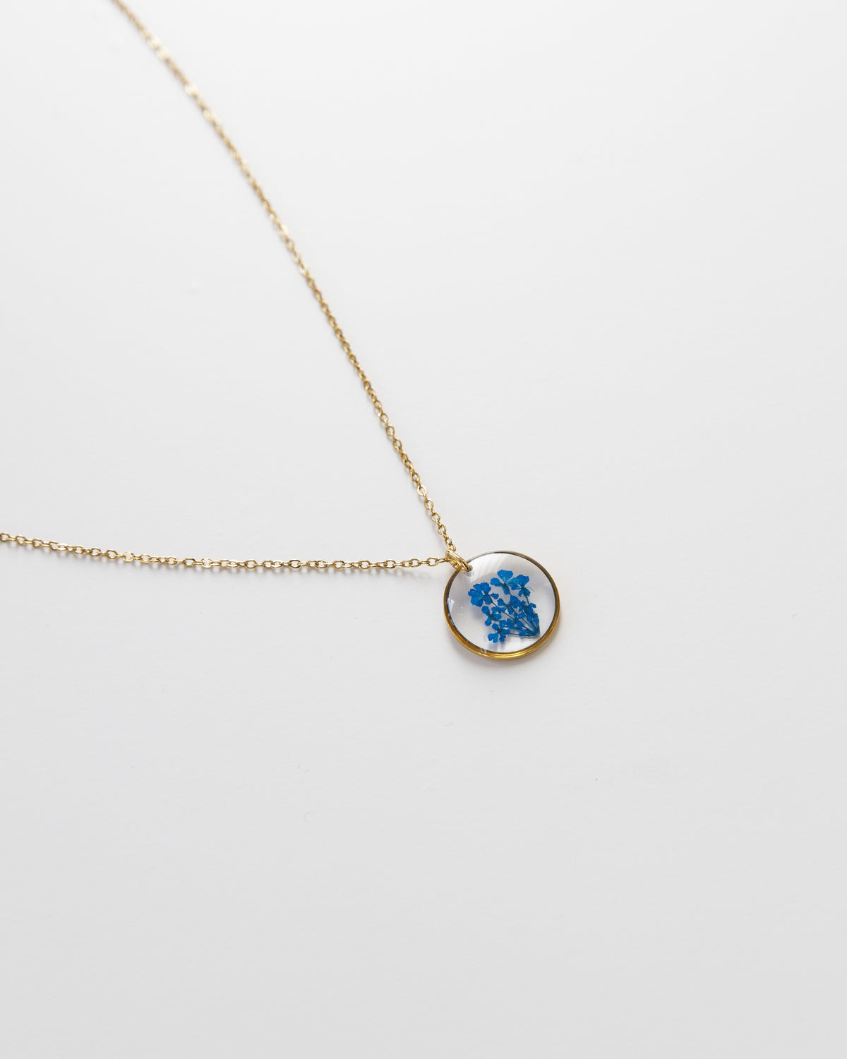 Kette "Malea Blau" mit kleinen echten Blüten, Gold