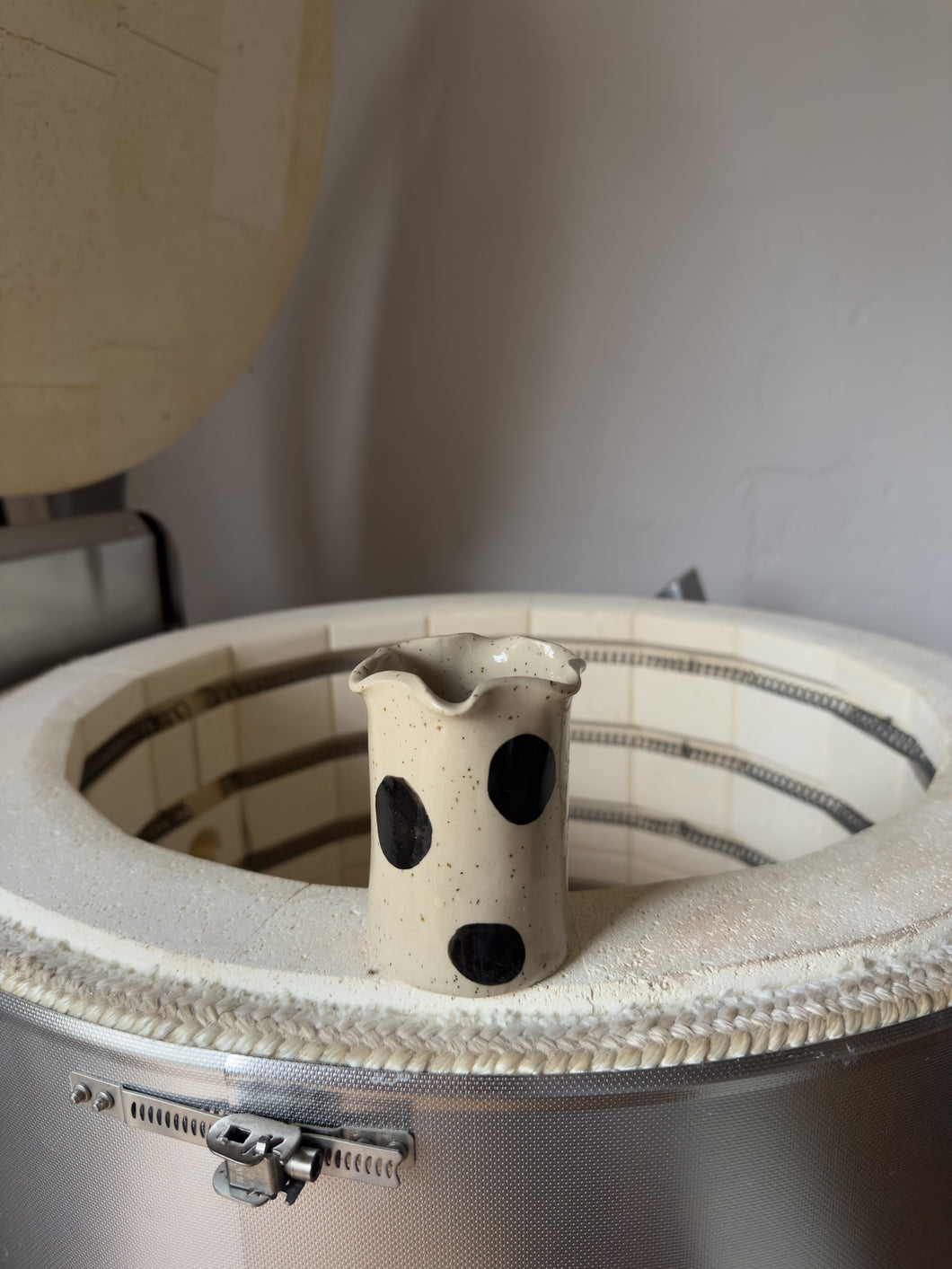 Black Dots Welle Vase