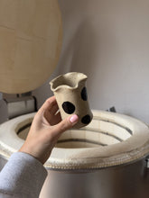 Lade das Bild in den Galerie-Viewer, Black Dots Welle Vase
