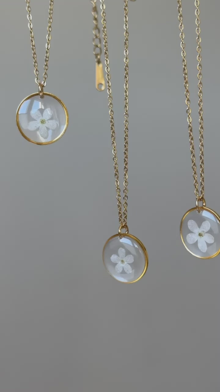Kette „Ella“ mit weißem Vergissmeinnicht in Gold