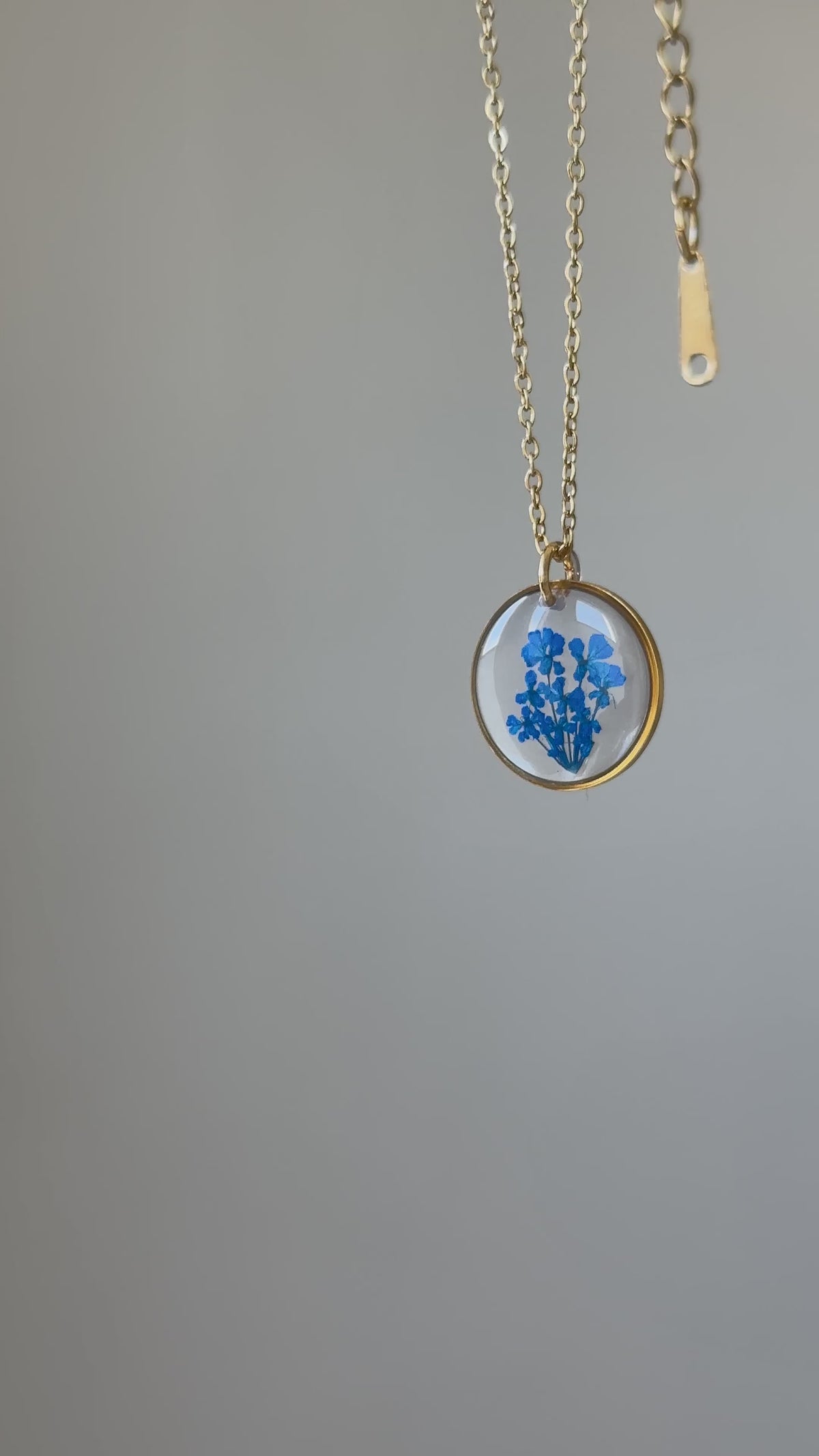 Kette "Malea Blau" mit kleinen echten Blüten, Gold