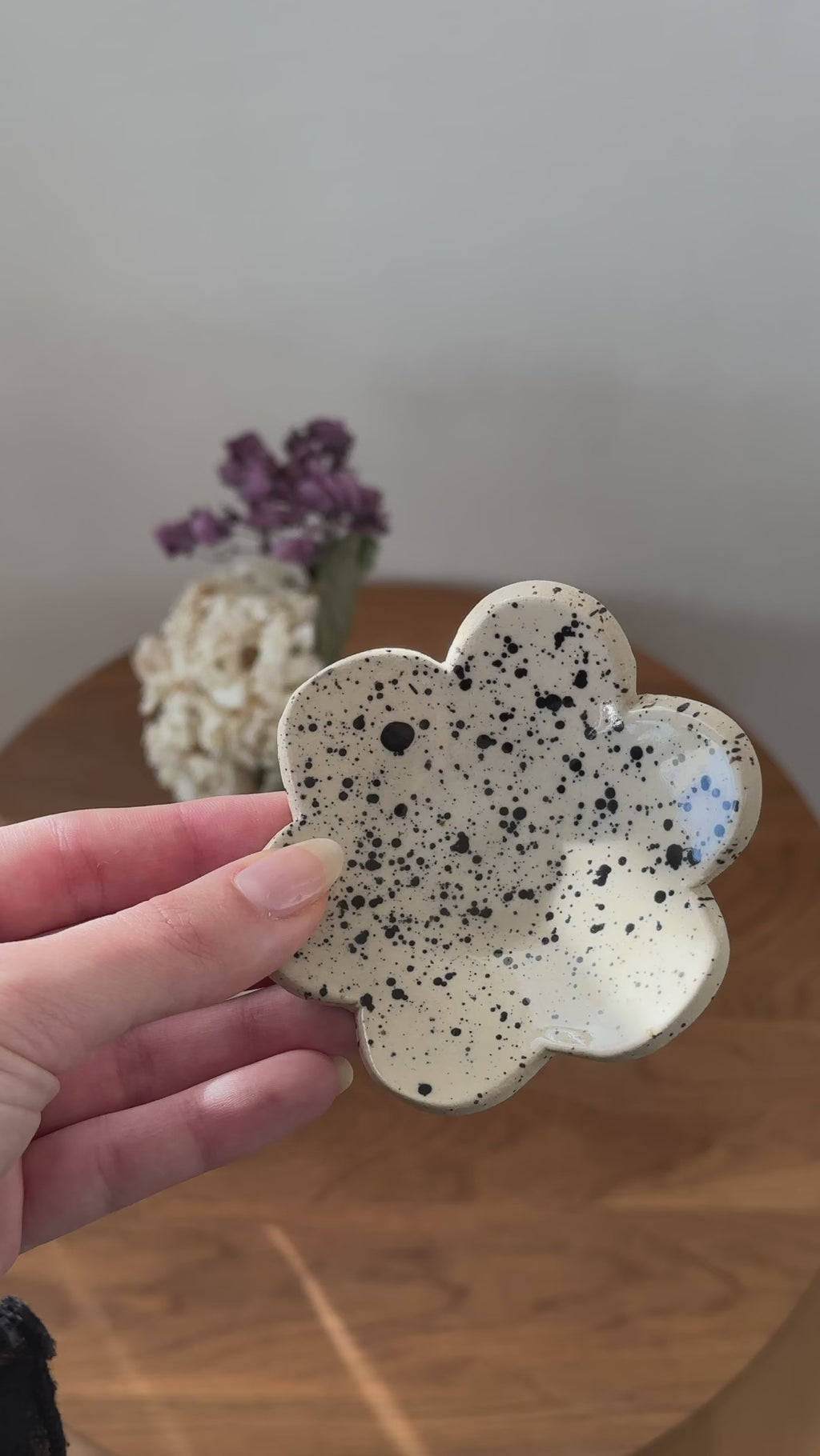 Schmuckschale „Blume schwarz gesprenkelt“