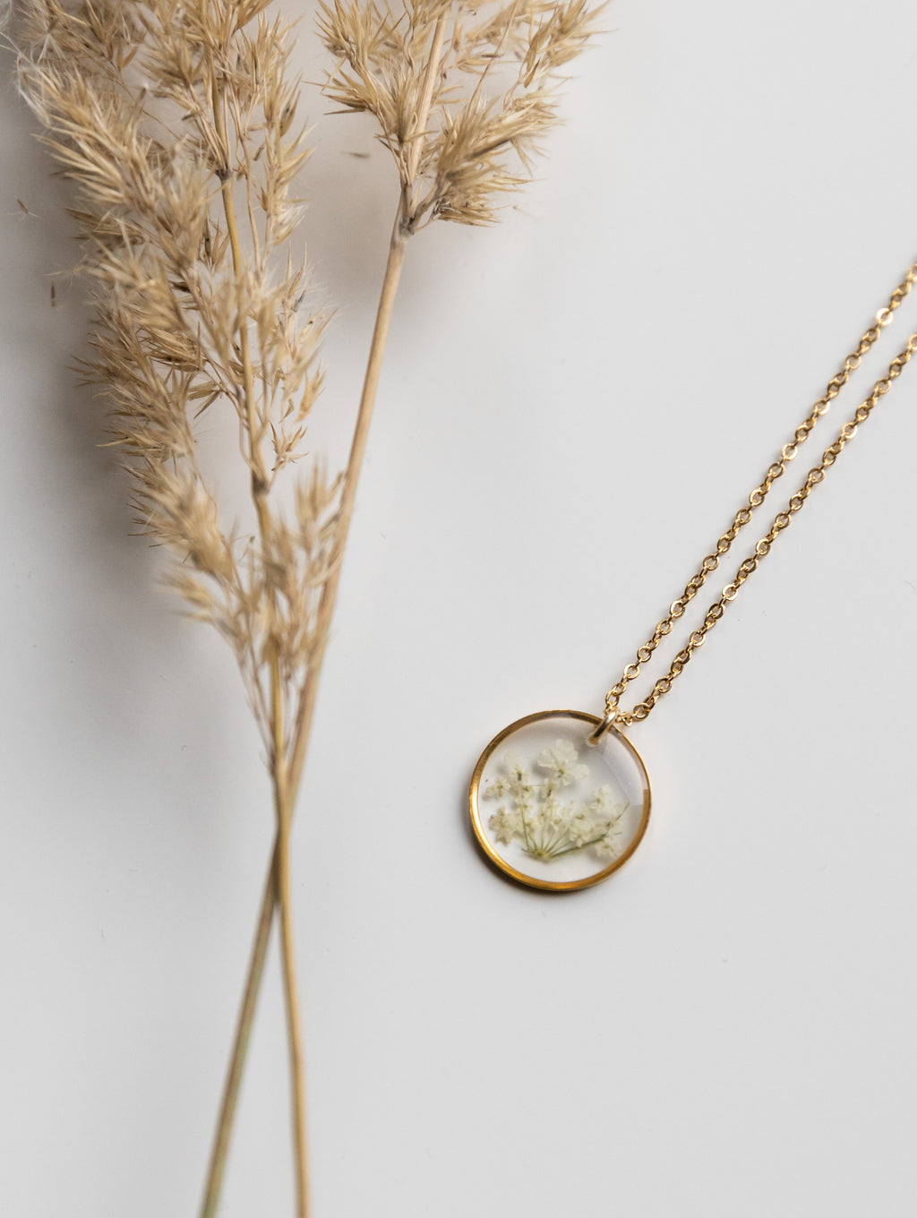 Kette "Malea" mit kleinen echten weißen Blüten, Gold