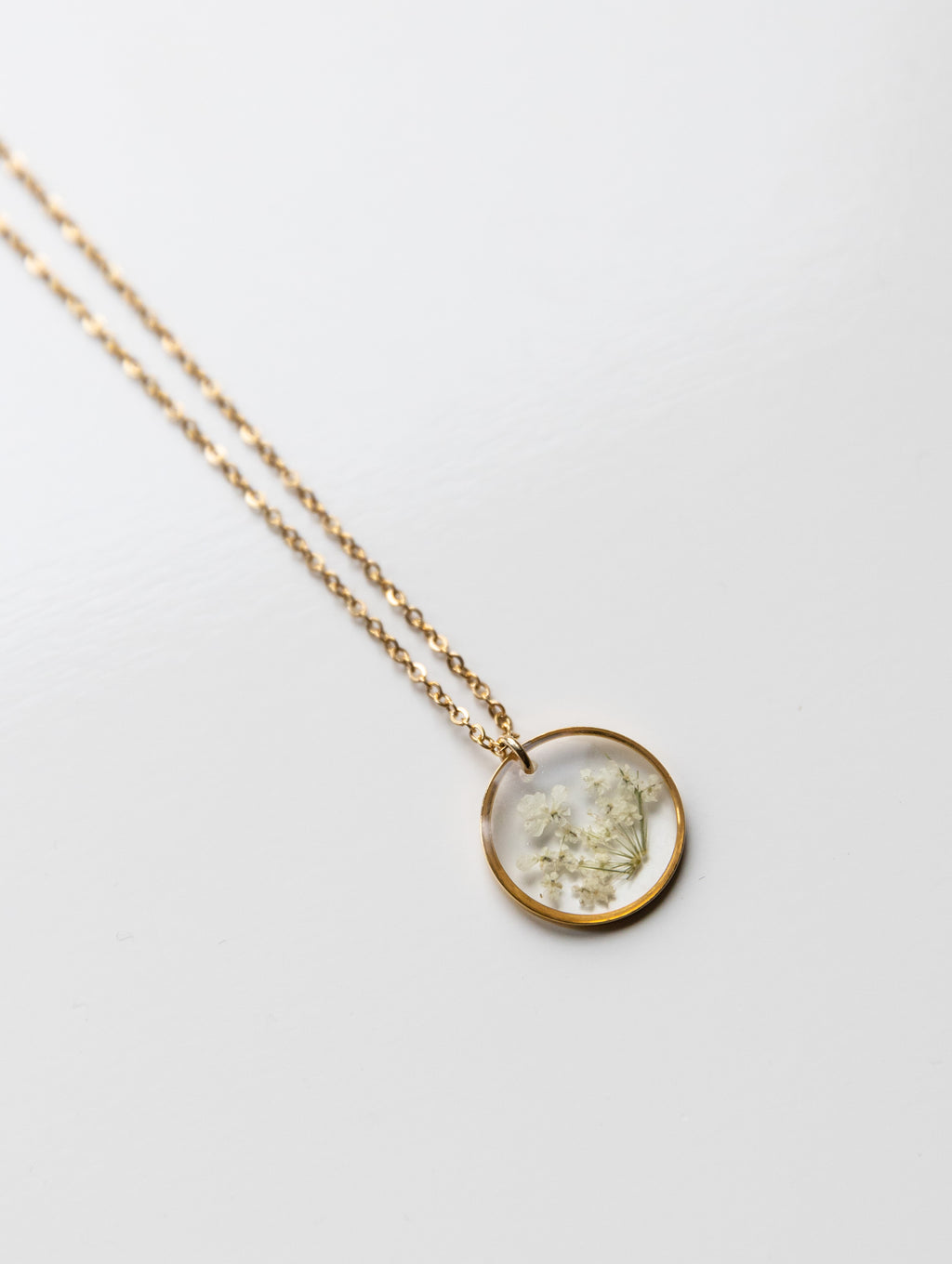 Kette "Malea" mit kleinen echten weißen Blüten, Gold