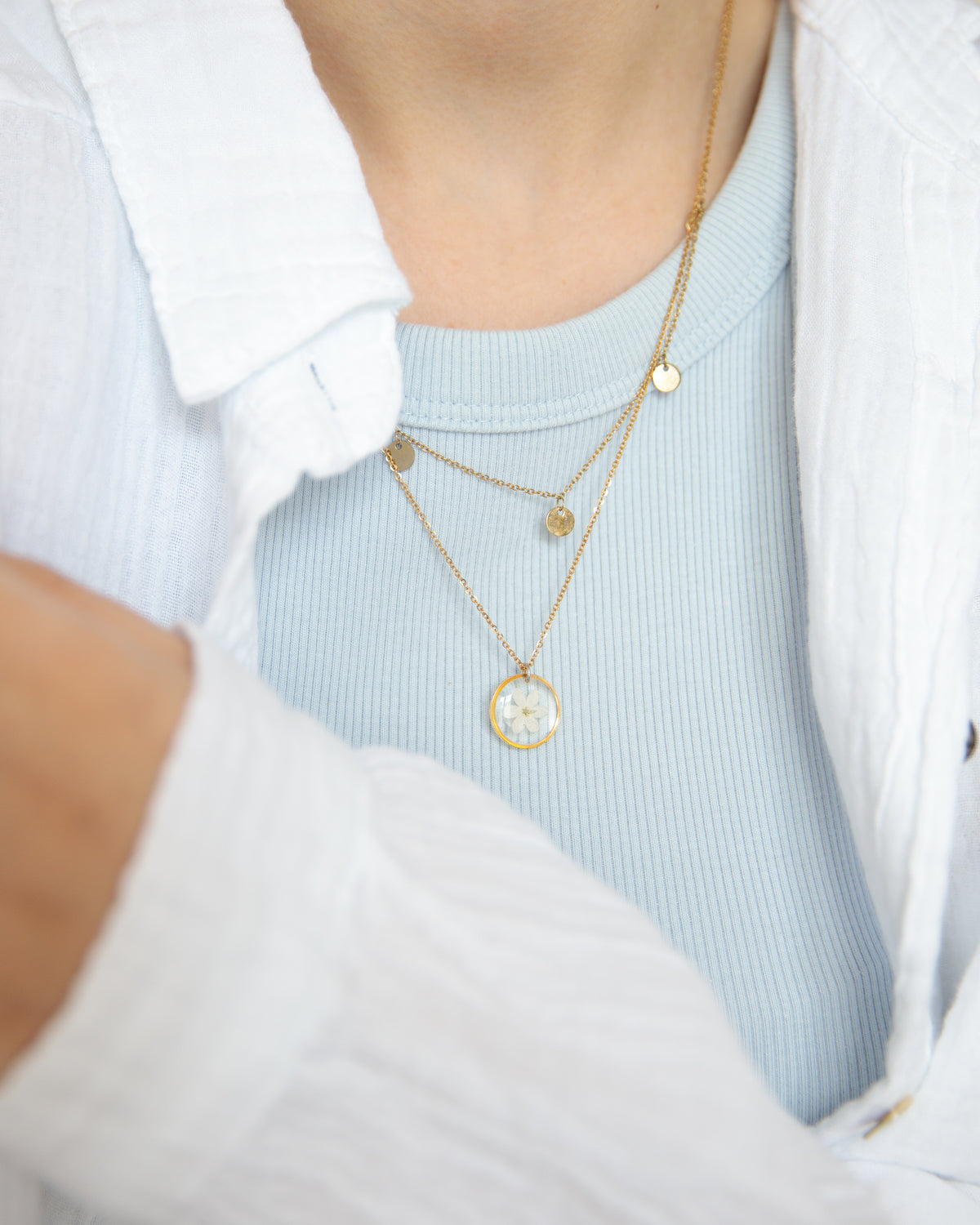 Kette „Ella“ mit weißem Vergissmeinnicht in Gold