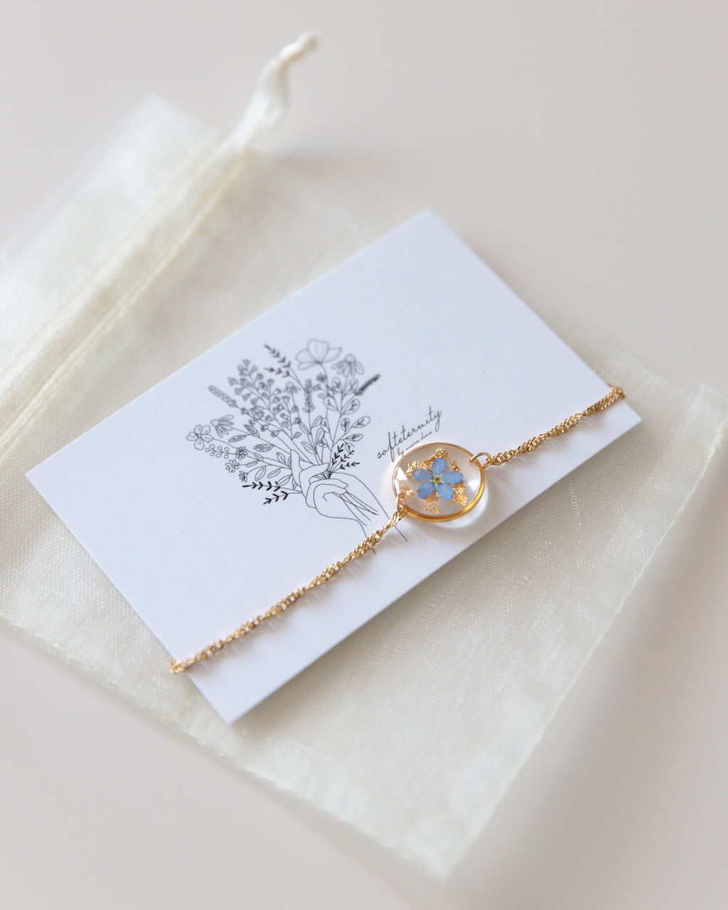 Armband "Pia mit Goldstaub" mit echtem Vergissmeinnicht