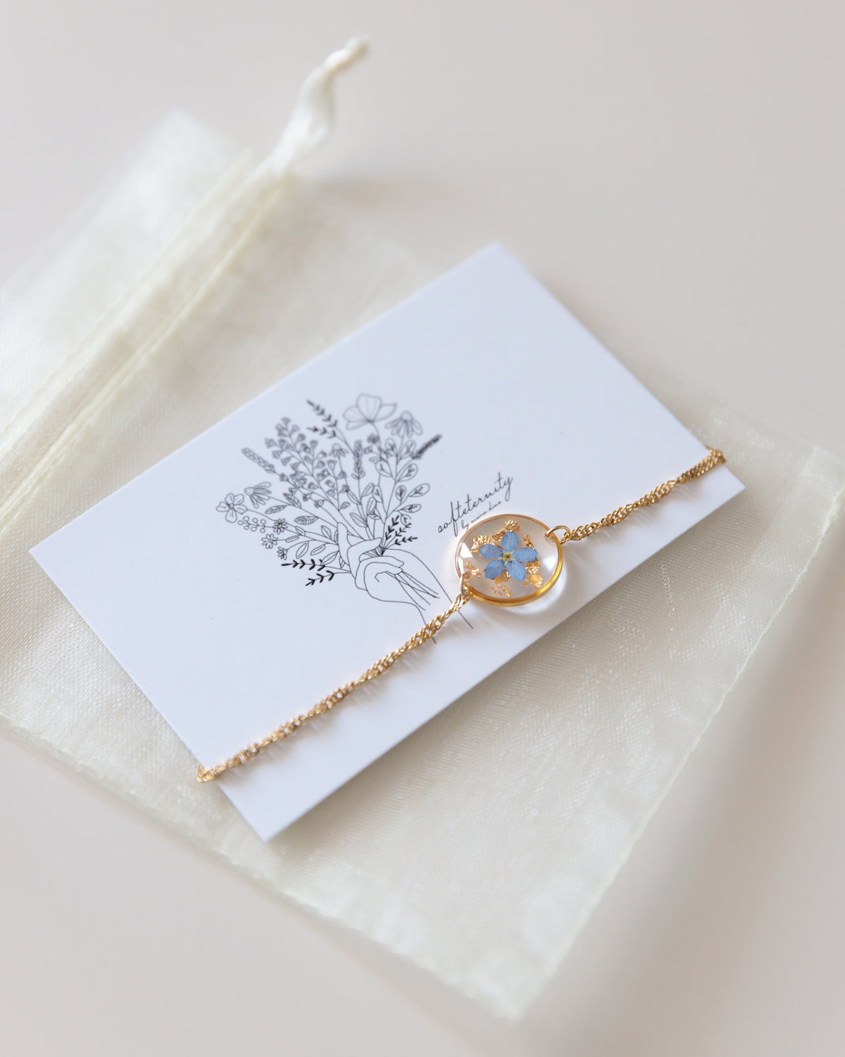 Armband "Pia mit Goldstaub" mit echtem Vergissmeinnicht