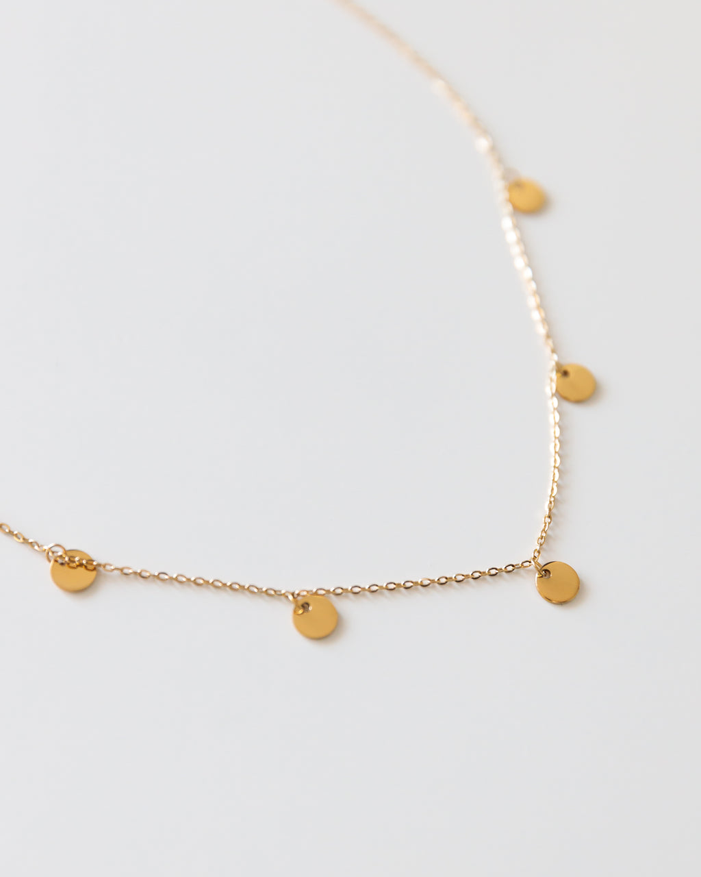 Kette mit kleinen Goldplättchen