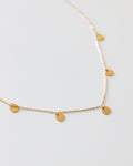 Kette mit kleinen Goldplättchen