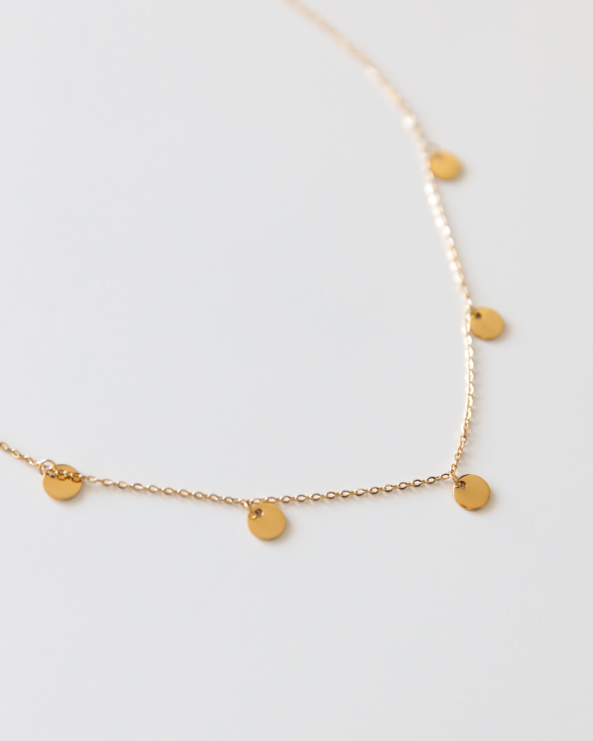 Kette mit kleinen Goldplättchen