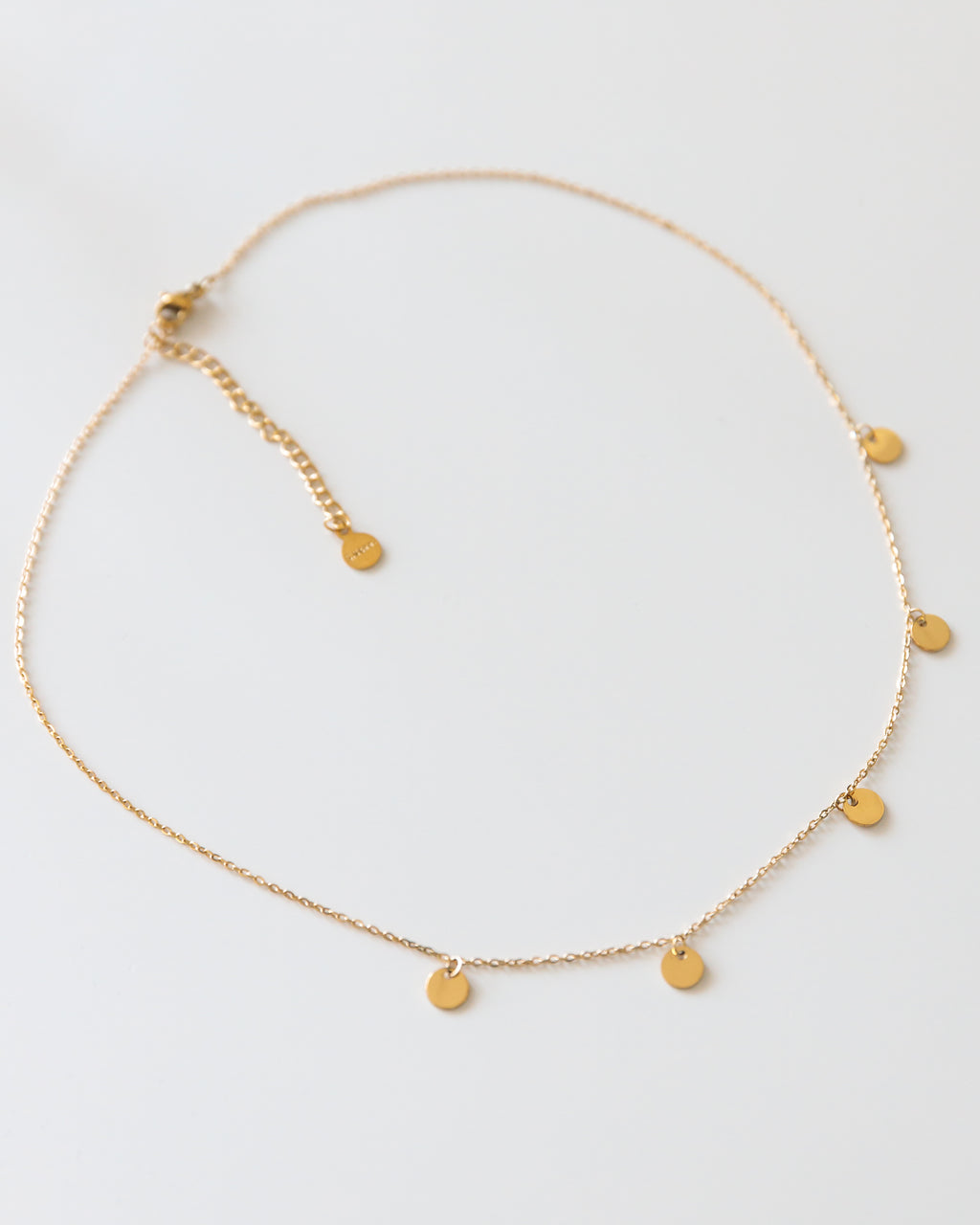 Kette mit kleinen Goldplättchen